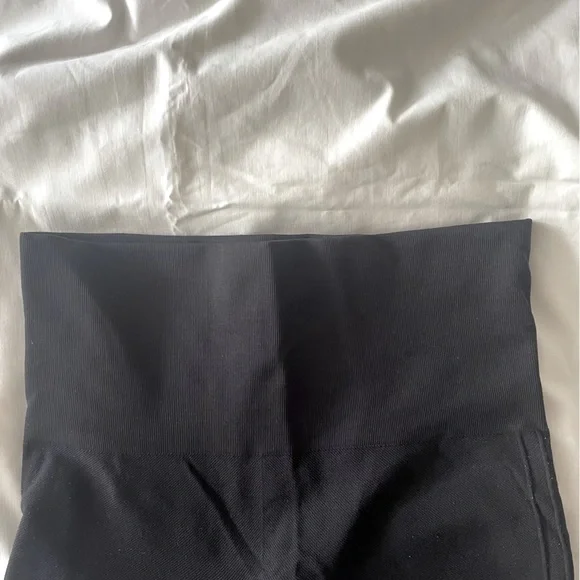 Spanx Look at Me Now Seamless Leggings in Very Black. Size Medium - Picture 8 of 8